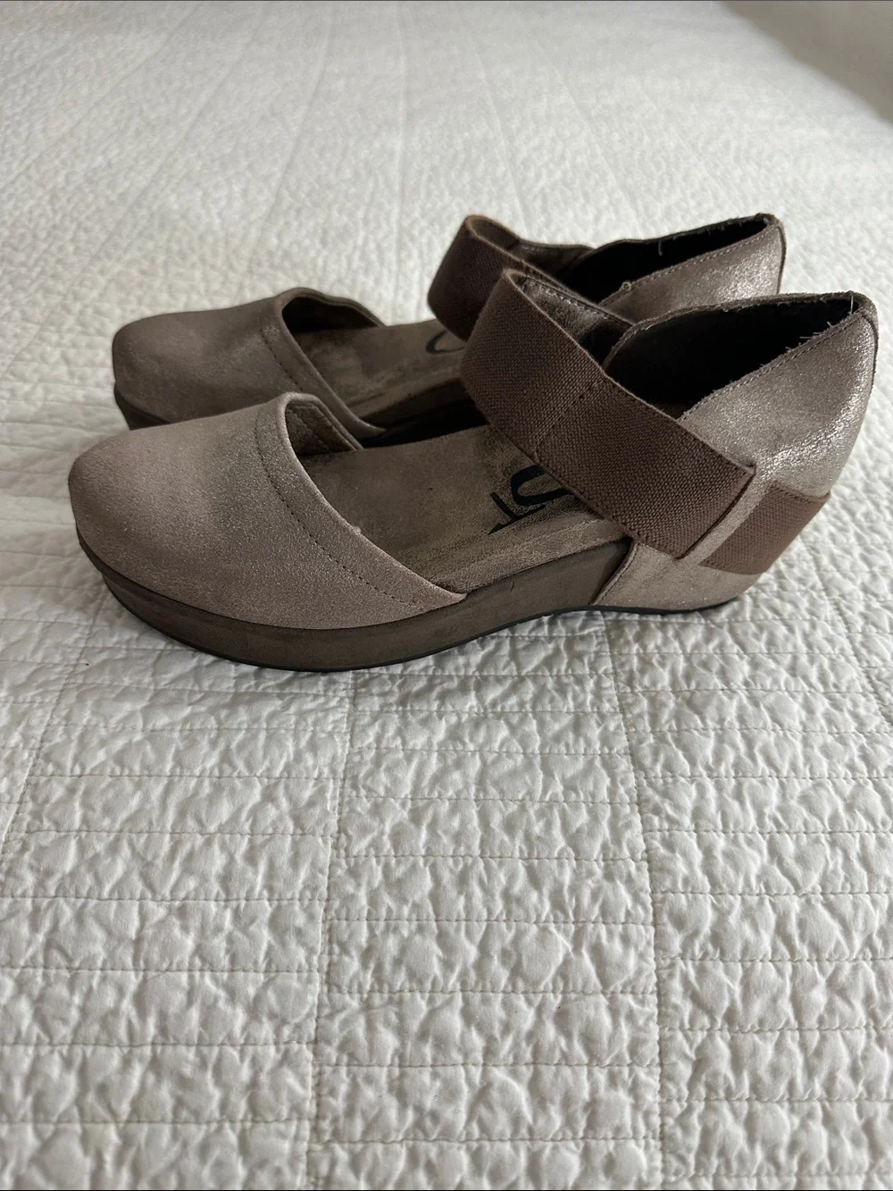 OTBT women’s 8 wedge heel Mary Jane - Picture 2 of 4